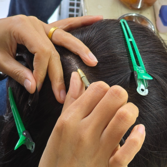Hand knotting on a wig